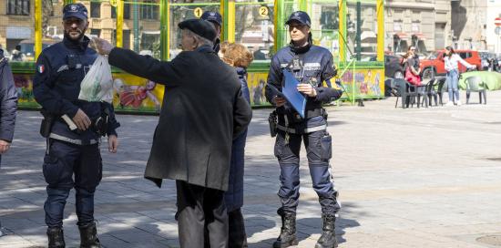 agenti con anziano cittadino di spalle