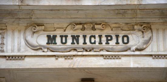 Frontone di Palazzo Tursi con la scritta "MUNICIPIO"