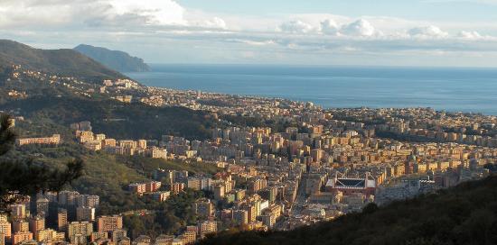 Foto della Valbisagno scattata dall'alto e da ponente: ampia vista dallo stadio a punta Chiappa