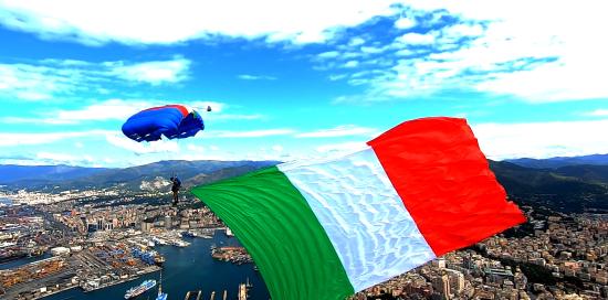 Un enorme tricolore plana insieme a un paracadutista della Folgore