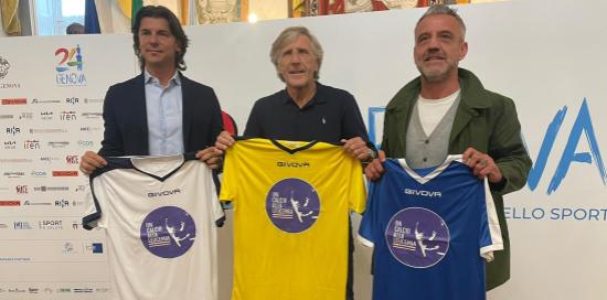 Pavan, Nicolini e Flachi con in mano le divise da gioco che saranno indossate venerdì sera