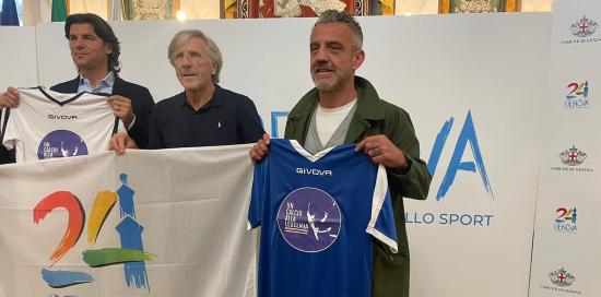 Pavan, Nicolini e Flachi con in mano le divise da gioco e la bandiera di Genova 2024