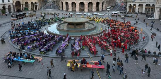Piazza De Ferrari "allestita" per la Colorata cena di sabato sera
