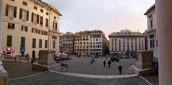 Visuale di piazza Matteotti dall'ingresso laterale di Palazzo Ducale