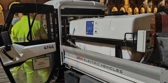 Fiancata di un nuovo porter elettrico di AMIU utilizzato per la pulizia di strade, marciapiedi ed Ecopunti del Centro Storico