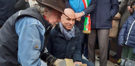 Posa pietre d'inciampo in corso Magenta-Demnig, Biolè, Mascia Posa pietre d'inciampo in corso Magenta-Demnig, Biolè, Mascia