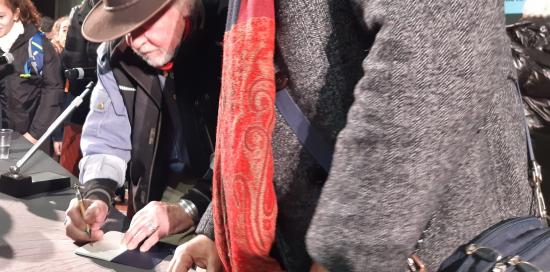 Posa pietre d'inciampo-Palazzo Ducale-Demnig firma autografo a Villani Posa pietre d'inciampo-Palazzo Ducale-Demnig firma autografo a Villani