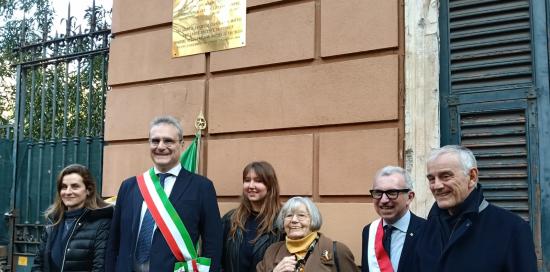 Post scopertura della targa, presenti anche la pro cugina di Teresa Mattei Anita Ginella e il figlio Gabriele Muzio