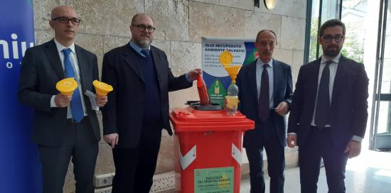 autorità vicino a contenitore