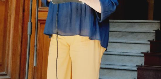 Rossella Pitacco mentre legge una poesia di Caproni