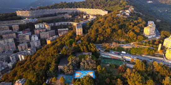 Una spettacolare foto dall'alto che ritrae il campetto subito "sotto" il Biscione