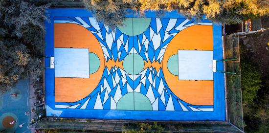 Il "nuovo" campetto da basket fotografato dall'alto per far risaltare il disegno artistico