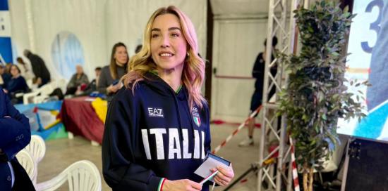 La sindaca Salis alla piscina di Pra'