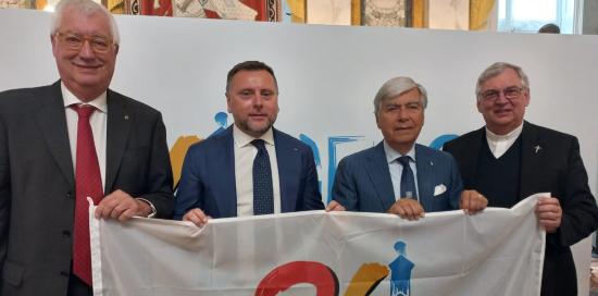 organizzatori con bandiera Genova capitale dello sport 2024