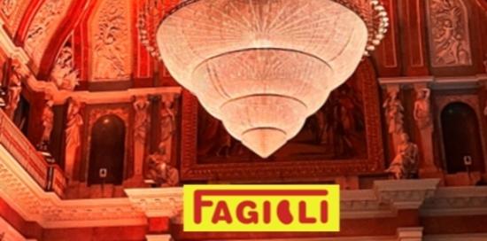 foto del lampadario del Salone del Maggior Consiglio di Palazzo Ducale con il logo del calendario Fagioli