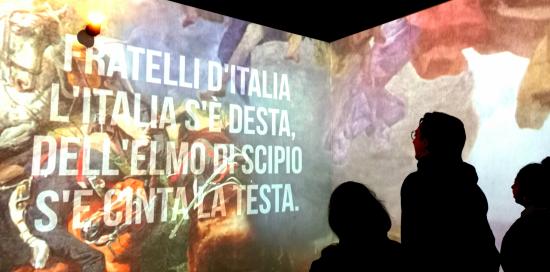 La nuova Sala dell&#039;Inno: visitatori leggono i primi quattro versi dell&#039;Inno d&#039;Italia