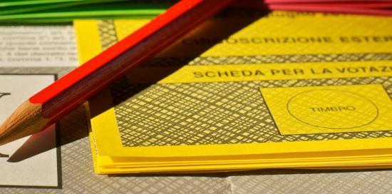 Una vecchia scheda elettorale gialla con sopra una matita