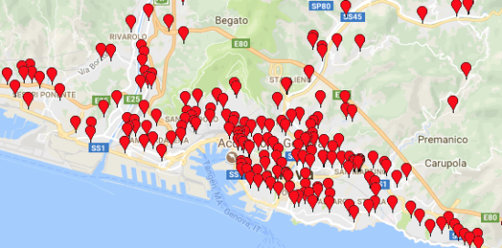 Una cartina di Genova con tanti "pin" rossi quanti sono gli istituti scolastici sul territorio (mappa di repertorio, anno 2017) 