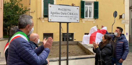 Momento dello svelamento della targa
