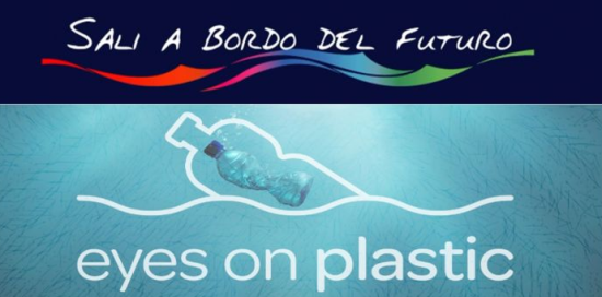 Grafica di "Eyes on Plastic" con la silhouette di una bottiglia di plastica adagiata sulla linea del mare