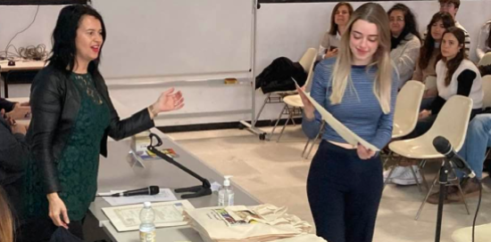 premiazione studentessa con diploma