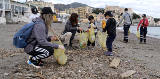 Volontari al lavoro per pulire una spiaggia