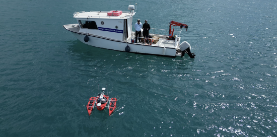 Nave dell'Istituto Idrografico della Marina che comanda un drone sul pelo dell'acqua per ispezionare i fondali marini