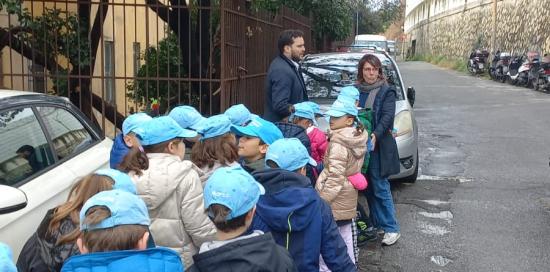 I bimbi della scuola Thouar con la pettorina azzurra: tutti in fila dietro all'assessore Gambino per il sopralluogo itinerante