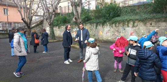 Tutti all'aria aperta: l'assessore Gambino insieme al dirigente scolastico Luca Goggi e ai bimbi della 3B della scuola Thouar 