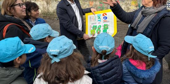L'assessore Gambino insieme ai bimbi della scuola Thouar e agli uffici tecnici per studiare come trasformare lo spazio pubblico