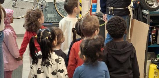 I bimbi della Monticelli super concentrati nell'ascoltare la lezione del "dottor Bike"