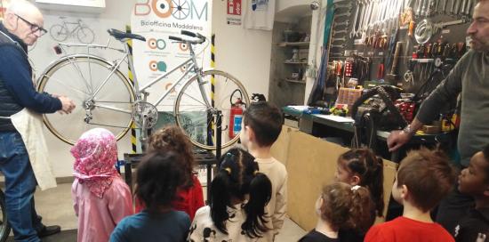 I bimbi della Monticelli a lezione dal "Dottor Bike": tutti concentratissimi per scoprire i segreti delle biciclette