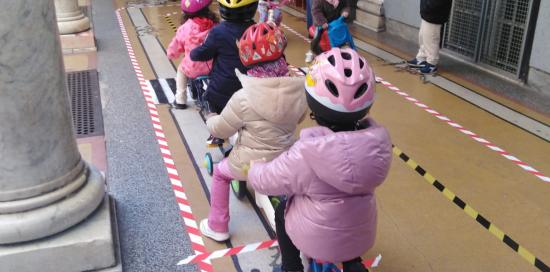 Dalla teoria alla pratica: i bimbi in sella alla "biciclettina" impegnati a percorrere a pedali un piccolo circuito