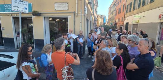 I partecipanti in piazza Poch, lato via Sestri