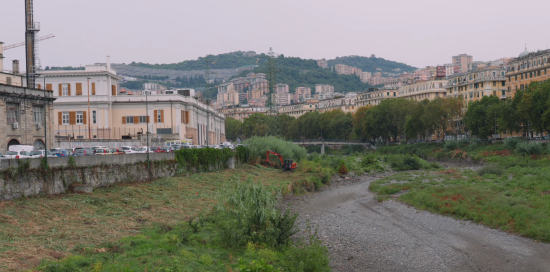 Taglio in corso della vegetazione nel torrente Bisagno con escavatore