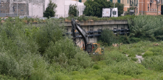 Un tratto del torrente Fereggiano appena ripulito: foto scattata dal marciapiedi soprastante