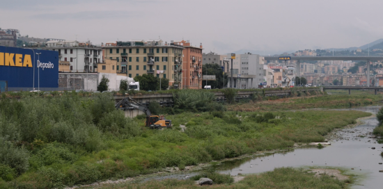 Sfalci in corso nel torrente Polcevera fotografato in campo largo all'altezza dell'Ikea