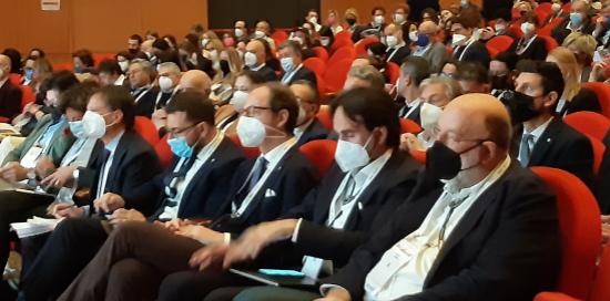 la platea della sala piena di gente