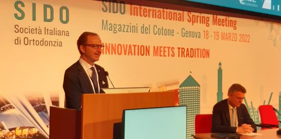 l'assessore Nicolò parla dal podio durante il convegno