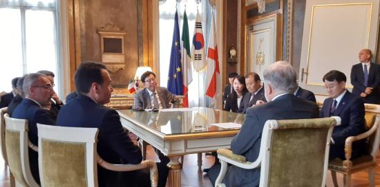 sindaco di spalle e delegazione