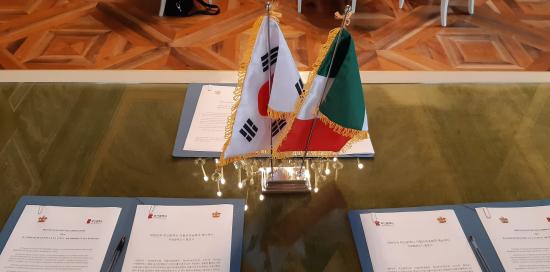 fogli con il testo del gemellaggio 