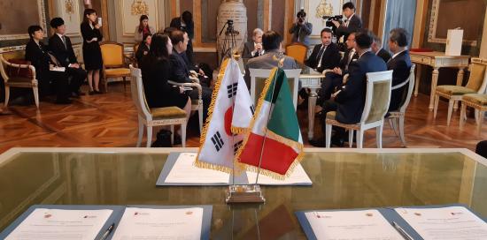 i membri della delegazione coreana al tavolo con il sindaco