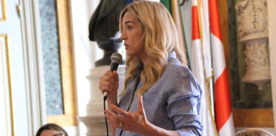 Intervento della sindaca Salis. Sullo sfondo la assessora Lodi Intervento della sindaca Salis. Sullo sfondo la assessora Lodi