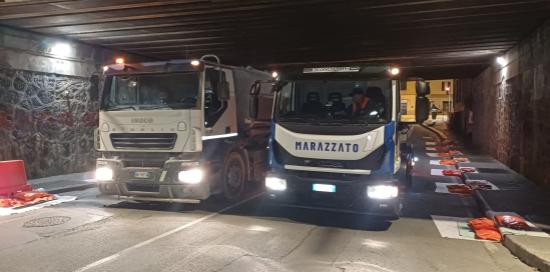 Due camion nel sottopasso di Brin durante le ultime prove di allagamento per testare l'efficienza del sistema di drenaggio