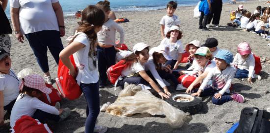 bambini sorridenti in spiaggia 