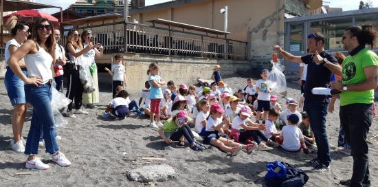 Gruppo  bambini e animatori in spiaggia