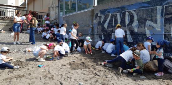 bambini puliscono la spiaggia