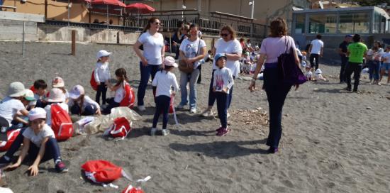 Spazzapnea,Gruppo bambini con magliette bianche e zainetti rossi