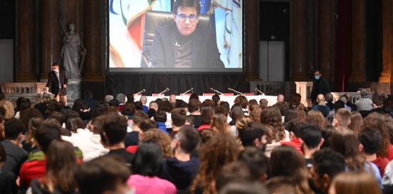 Bimbi tra il pubblico, sullo schermo in videocollegamento il presidente del Comitato Paralimpico Pancalli