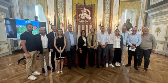 Foto di gruppo di tutti i rappresentanti di Comune e Municipio al termine della conferenza stampa